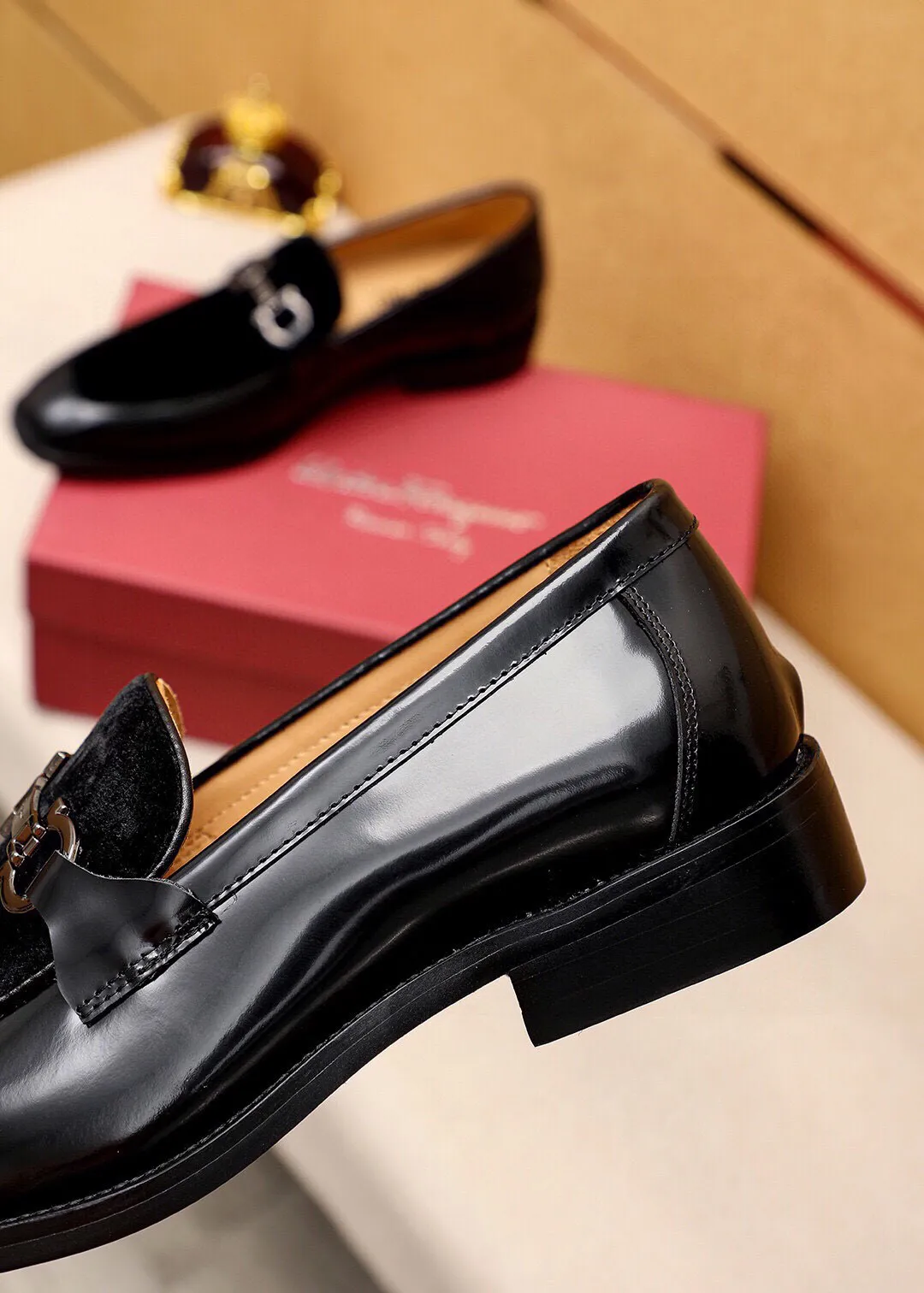 Men's shoes 💰460 💐 Product trademark: Ferragamo "Ferragamo" casual leather shoes Regular size: 38-44 (45.46.47🉑️Customized) Product materials: Selected imported top-layer high mercerized calfskin upper + luxury hardware buckle, imported water-dyed cow leather lining. Strong three-dimensional visual effect, rubber outsole Color: 2⃣️colors available
